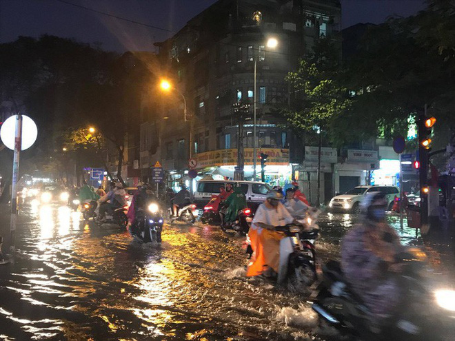 Triều cường tấn công vào trung tâm TP HCM